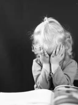 Anak bisa mengalami kesulitan fokus atau menunjukkan perubahan suasana hati (Sumber: Pexels.com)