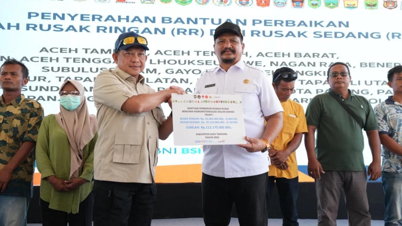 Pemerintah Serahkan Bantuan Perbaikan Rumah, Kasatgas Tito Pastikan Negara Bersama Masyarakat Terdampak Bencana