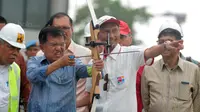 Wapres Jusuf Kalla mencoba melakukan memanah pada target saat mengunjungi Venue Panahan di Kawasan Senayan Sport Center, Jakarta (03/10/2017). Wapres JK total mengunjungi enam Venue untuk persiapan Asian Games 2018. (Bola.com/Nicklas Hanoatubun)