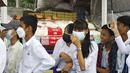 <p>Para pelajar melihat narkotika ilegal yang disita ditampilkan sebelum dimusnahkan di pinggiran Yangon, Myanmar, Minggu (26/6/2022). Pemusnahan narkotika tersebut untuk menandai Hari Internasional Menentang Penyalahgunaan Narkoba dan Perdagangan Gelap. (AP Photo/Thein Zaw)</p>