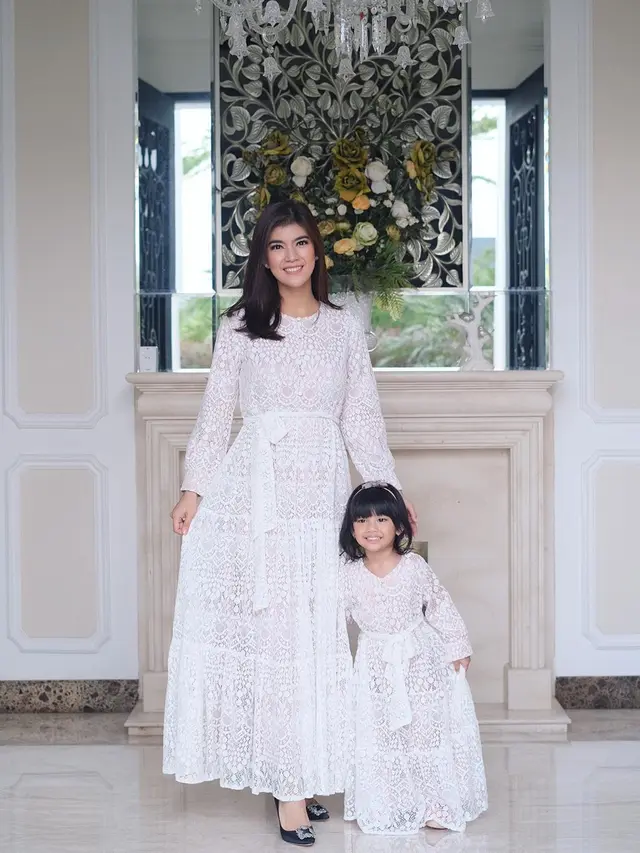 7 Gaya Raya Kohandi dan Putrinya Pakai Baju Kembar Ini Stylish Banget