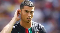 Cristiano Ronaldo melakukan pemanasan sebelum pertandingan melawan Maroko pada grup B Piala Dunia 2018 di Stadion Luzhniki di Moskow, Rusia, (20/6). Pemain Real Madrid ini tampil beda dengan berjenggot. (AP Photo / Matthias Schrader)