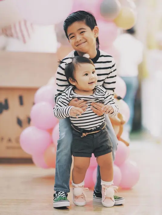 Sea dan Ryshaka terpaut usia empat tahun. Dalam foto-foto yang dibagikan Sharena, Ryshaka terlihat sering bermain dan bahkan menggendong Sea. (Liputan6.com/IG/@mrssharena)