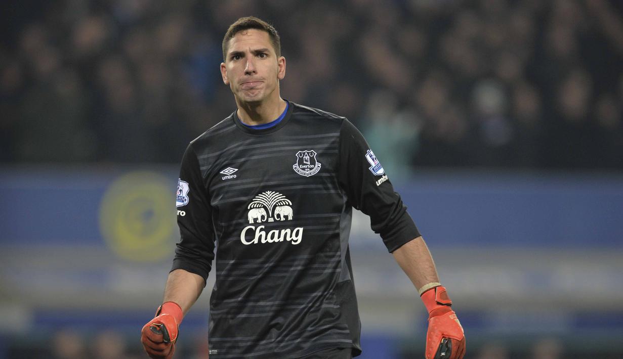 Kiper Everton, Joel Robles terlihat senang dengan kemenangan atas Manchester City pada leg pertama semi-final Piala Liga Inggris di Stadion Goodison Park, Liverpool, Rabu (6/01/2016). (AFP Photo/Paul Ellis)