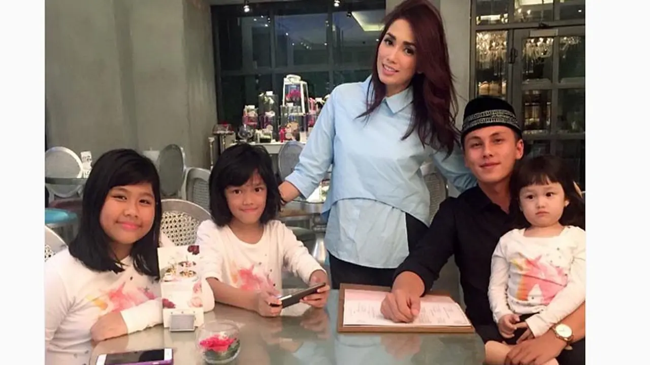 Ussy Sulistiawaty dan Andhika Pratama