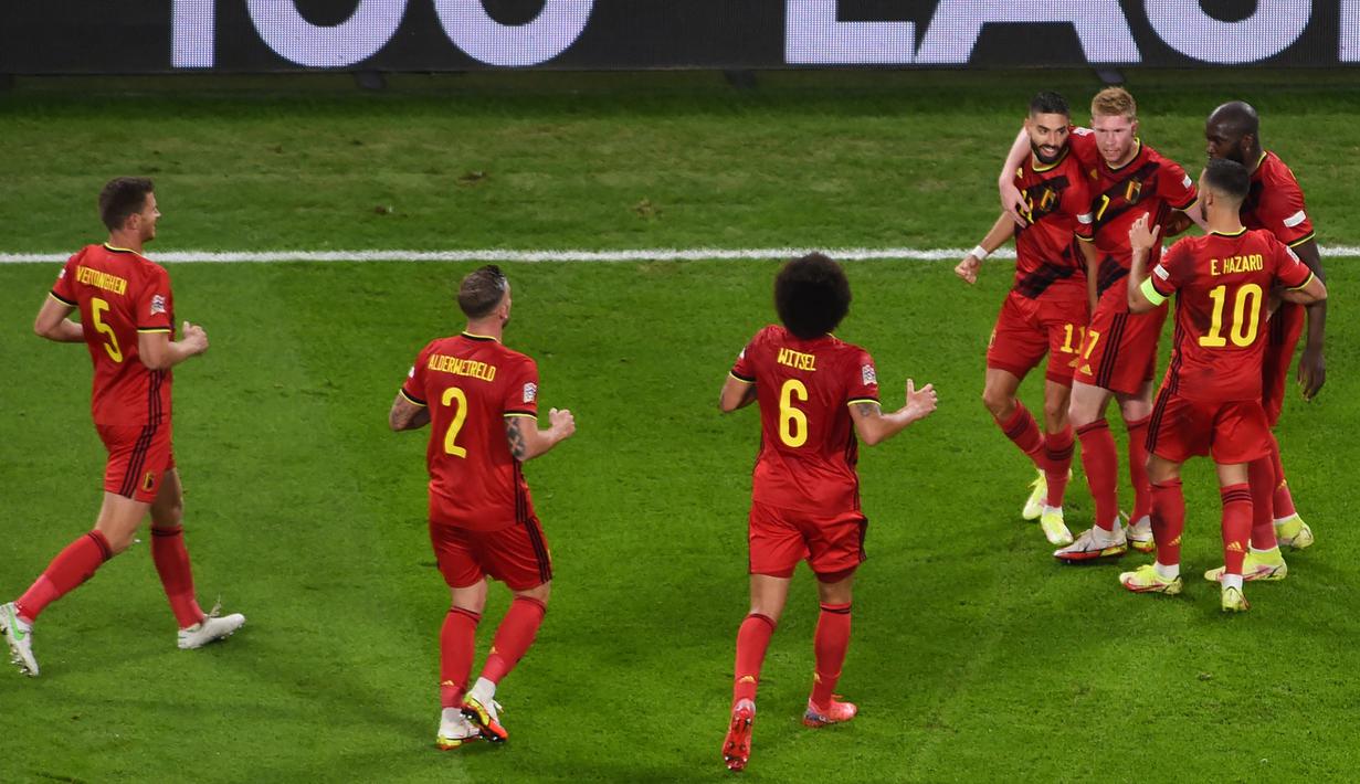 Belgia akhirnya unggul 1-0 pada menit ke-37 melalui Yannick Carrasco. Ia berhasil menusuk dari sisi kiri pertahanan Prancis untuk melepaskan sepakan rendah yang gagal diantisipasi Hugo Lloris. (AFP/Pool/Massimo Rana)