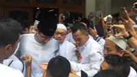 Cawapres nomor urut 02 Sandiaga Uno usai menunaikan ibadah salat Jumat di Masjid At-Taqwa, Selong, Kebayoran, Jakarta Selatan, Jumat (19/4/2019). (Liputan6.com/Muhammad Radityo Priyasmoro)