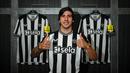 Sandro Tonali dilepas AC Milan ke Newcastle United pada bursa transfer musim 2023/2024 dengan mahar sebesar 64 juta euro atau setara Rp1,06 triliun. Melalui Kesepakatan yang terjadi pada 3 Juli 2023, Sandro Tonali terikat kontrak selama 5 tahun hingga 30 Juni 2028. (nufc.co.uk)