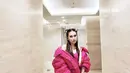 Tampilannya juga begitu memikat dengan puffy jacket bernuansa nyentrik.  [Foto: Instagram/ Ayu Ting Ting]