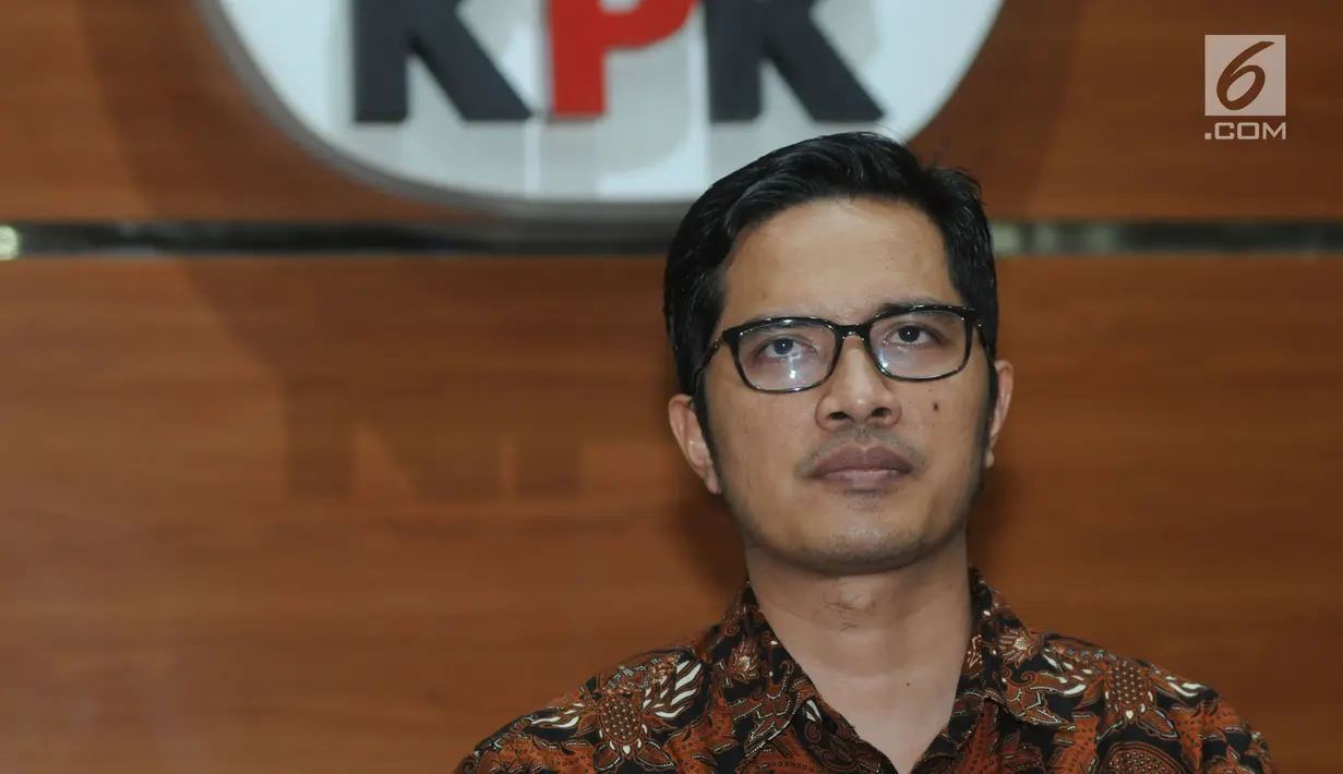 Juru Bicara KPK Febri Diansyah memberi keterangan terkait dugaan korupsi Bupati Mojokerto, Mustofa Kamal Pasa, Jakarta, Senin (30/4/). Dalam pengeledahan rumah Mustofa, KPK benyita sejumlah mobil dan uang sebesar 4 millyar. (Merdeka.com/Dwi Narwoko)