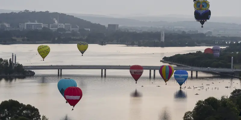 20160315-Langit Australia Dihiasi Indahnya Warna-warni Balon Udara 