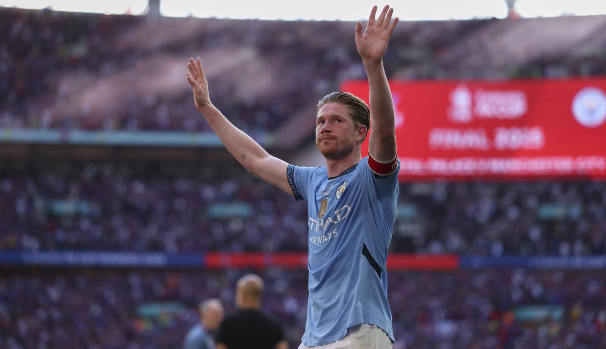 Pemain Manchester City, Kevin De Bruyne melambaikan tangan kepada para penonton setelah timnya kalah dari Crystal Palace dalam laga final Piala FA 2024/2025 yang berlangsung di Stadion Wembley, London, Inggris, Sabtu (17/05/2025) waktu setempat. (AP Photo/Ian Walton)