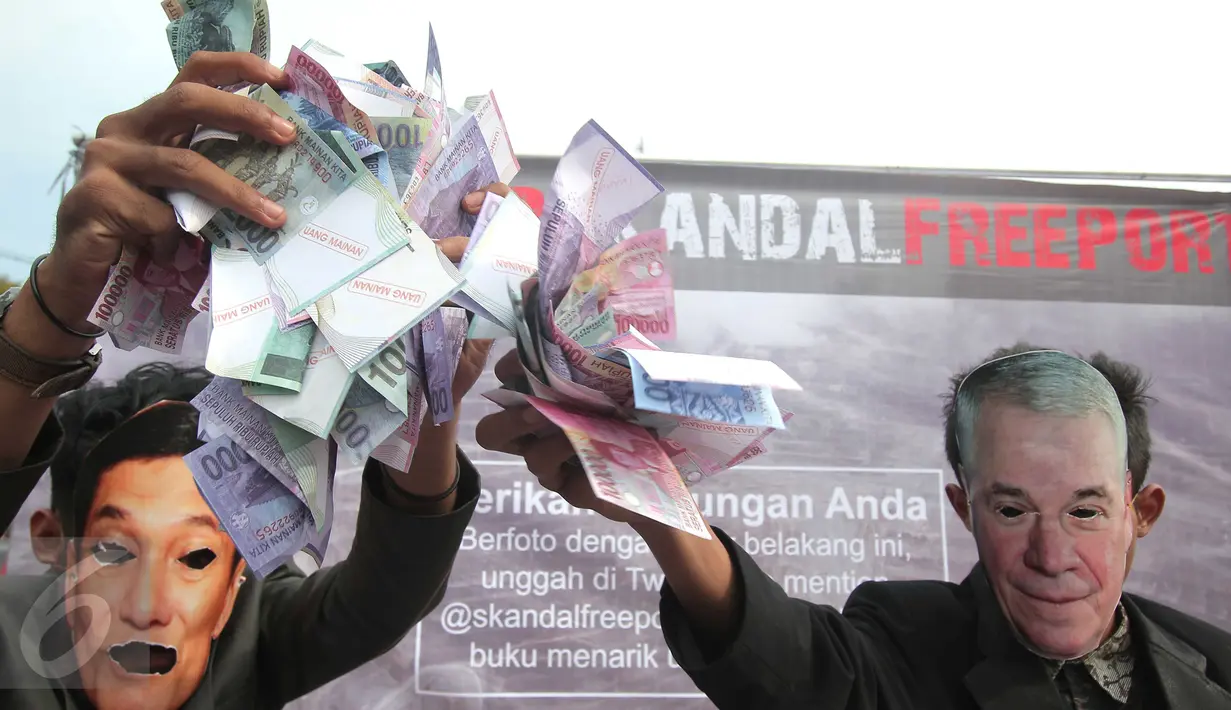 Sejumlah mahasiswa menggelar aksi teaterikal Skandal Freeport di bundaran Patung Kuda, Jakarta, Minggu (27/12/2015). Aksi tersebut sebagai bentuk sindiran kepada pemerintah terkait kasus Freeport. (Liputan6.com/Angga Yuniar)