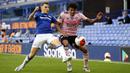 Bek Leicester City, James Justin, berebut bola dengan bek Everton, Lucas Digne, pada laga Premier League pekan ke-32 di Goodison Park, Kamis (2/7/2020) dini hari WIB. Leicester City kalah 1-2 atas Everton. (AFP/Clive Brunskil/pool)