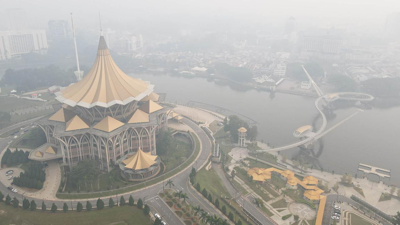 Asap Kebakaran Hutan Indonesia Menyelimuti Kota Kuching