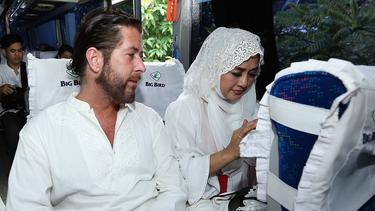 Paramitha Rusady Dan Ully Sigar Ikut Antarkan Ayah Ke Peristirahatan Terakhirnya News Entertainment Fimela Com
