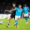 Pemain Frankfurt, Nathaniel Brown (kiri), berebut bola dengan pemain Napoli Matteo Politano pada pertandingan fase&nbsp;liga Liga Champions di Naples, Italia, Rabu,&nbsp;5 November 2025. (AP Photo/Gregorio Borgia)