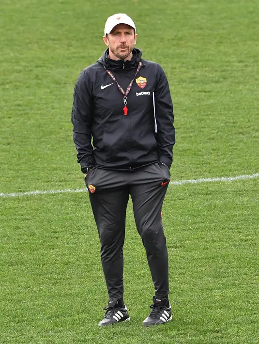 Pelatih AS Roma, Eusebio Di Francesco melihat pemainnya berlatih di tempat latihan AS Roma di Trigoria, selatan Roma (5/3). Roma akan bertanding melawan Porto pada leg kedua babak 16 besar Liga Champions di Estadio do Dragao. (AFP Photo/Andreas Solaro)