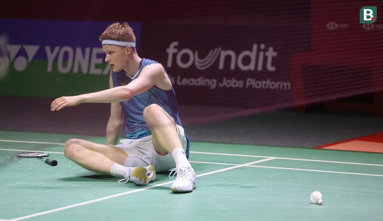 <p>Pebulu tangkis tunggal putra Denmark, Anders Antonsen terduduk di lapangan setelah gagal mengembalikan bola saat menghadapi wakil China, Shi Yu Qi pada laga final turnamen bulu tangkis Indonesia Open 2024 di Istora Senayan, Jakarta, Minggu (9/6/2024). Anders Antonsen kalah rubber-game 9-21, 21-12 dan 14-21. (Bola.com/M Iqbal Ichsan)</p>