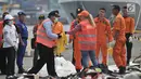 Penyelidik dari KNKT Indonesia dan Dewan Keselamatan Transportasi Nasional (NTSB) Amerika Serikat memeriksa puing-puing pesawat Lion Air JT 610 PK-LQP yang terkumpul di Pelabuhan Tanjung Priok, Jakarta, Kamis (1/11).  (Merdeka.com/ Iqbal S. Nugroho)