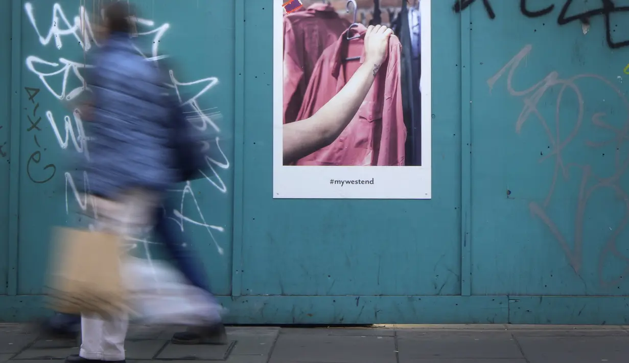 Para pembeli melewati area konstruksi yang ditutup papan di Oxford Street di London, Rabu (15/2/2023). Tingkat inflasi tahunan di Inggris turun menjadi 10,1% pada Januari 2023 dari 10,5% pada Desember, di bawah perkiraan pasar 10,3%. (AP Photo/Kirsty Wigglesworth)