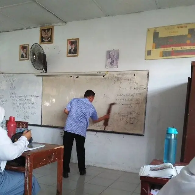 6 Potret Pengganti Alat Tulis yang Dipakai Guru Nulis di Papan Ini Bikin Tepuk Jidat