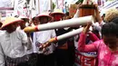 Ratusan petani yang tergabung dalam APTI melakukan aksi teatrikal di depan Kedutaan Besar Prancis, Jakarta, Selasa (9/6/2015). Dalam aksinya mereka meminta pemerintah Perancis untuk tidak mendiskriminasikan tembakau.  (Liputan6.com/Johan Tallo)