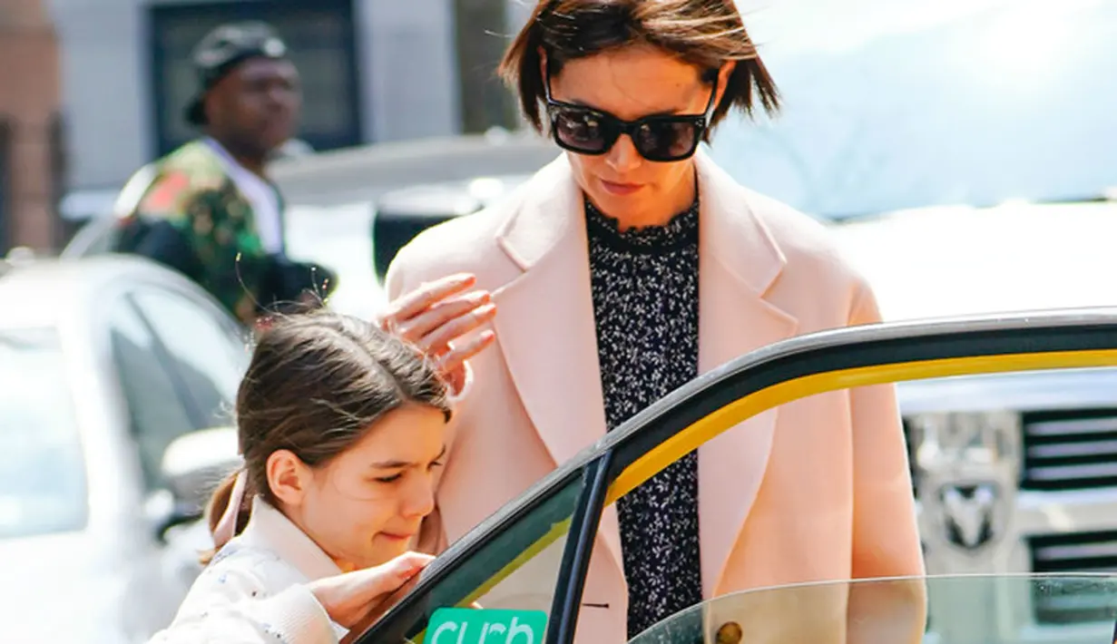 Suri Cruise sendiri menghadri parade untuk merayakan komunitas LGBTQ di New York City. (Footwear News)