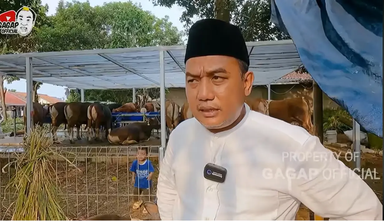 Komedian yang juga pemeran itu kerap membagikan kegiatannya melalui kanal Youtubenya. Tampak dari unggahannya, Azis menyiapkan hewan kurban baik sapi maupun kambing. [Youtube/Gagap Official]