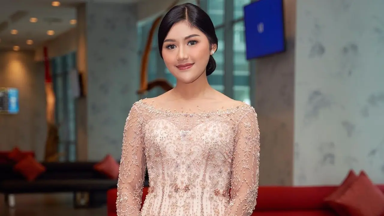 Erina Gudono Tampil Ayu Berkebaya sambil Tenteng Tas Branded Rp56 Jutaan