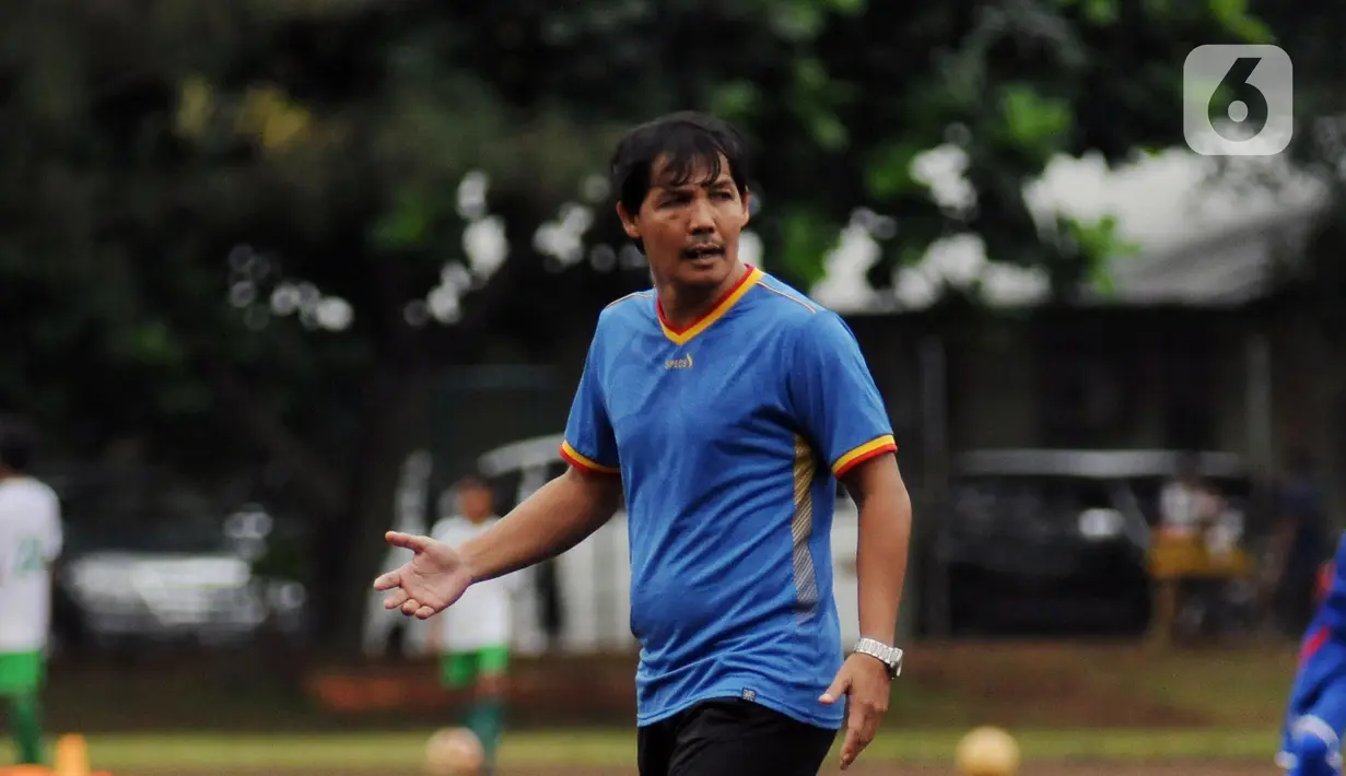 Mantan penyerang Timnas Indonesia, Ricky Yakobi saat melatih di salah satu lapangan di Jakarta. Kabar yang beredar di grup WhatsApp PSSI, pria kelahiran Medan, Sumatera Utara, 12 Maret 1963, itu wafat akibat serangan jantung. (Liputan6.com/Helmi Fithriansyah)