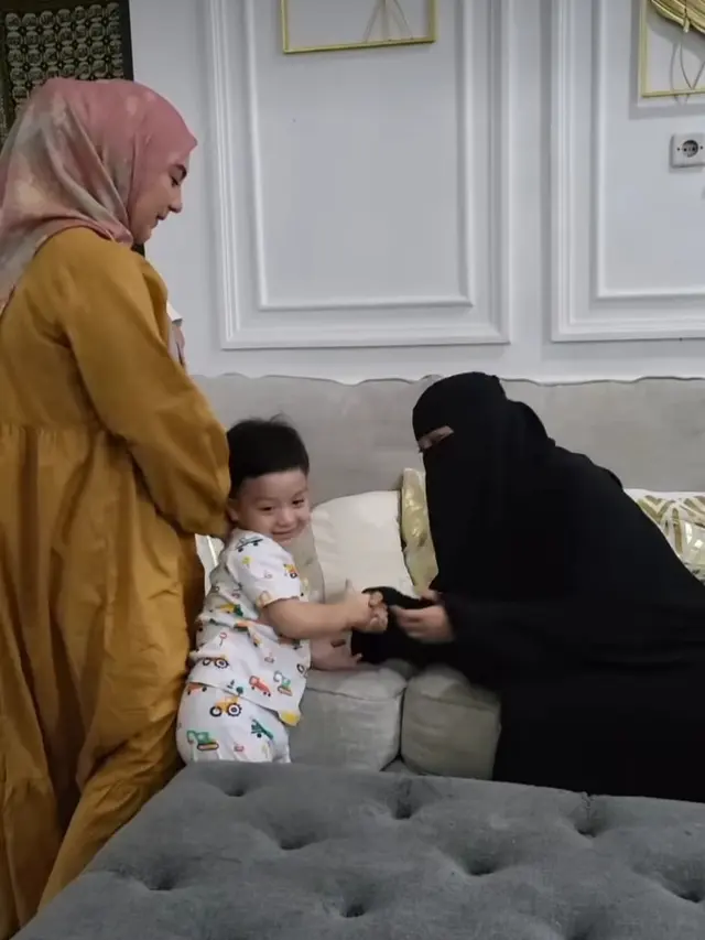 Irish Bella buka puasa Ramadhan di rumah Umi Pipik (Foto: Instagram _ummi_pipik_)
