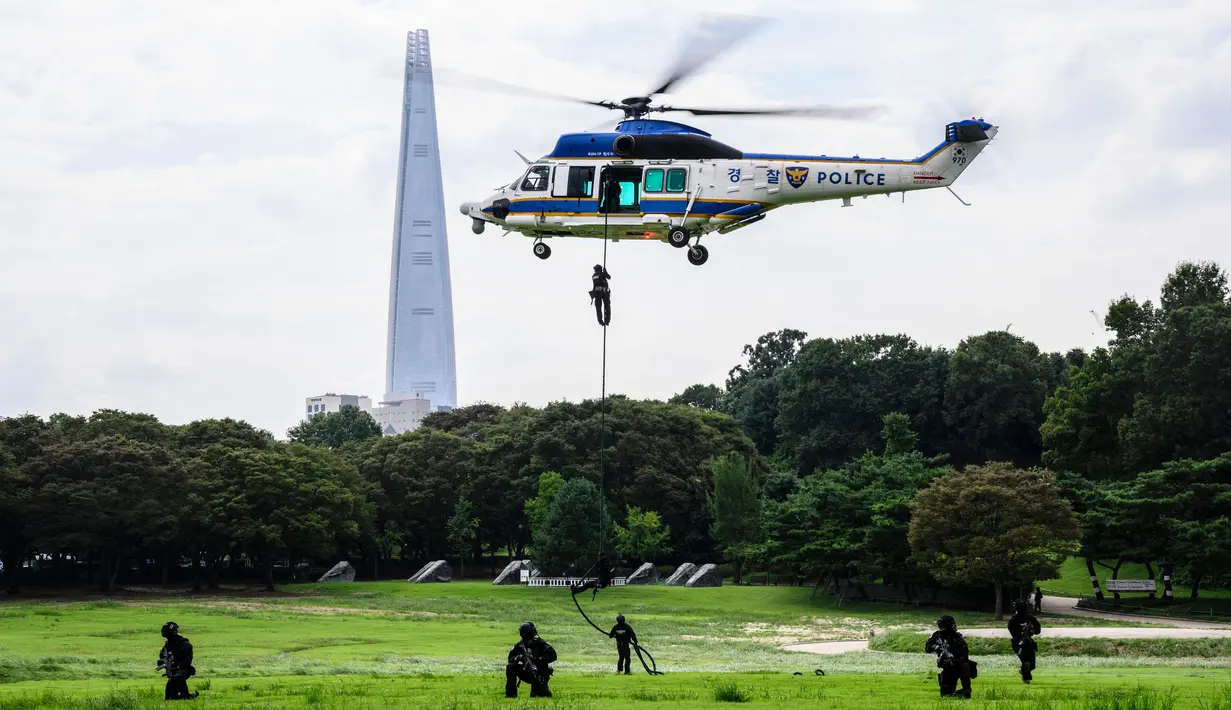 Pemerintah kota Seoul secara bersamaan menggelar latihan pertahanan sipil. (ANTHONY WALLACE/AFP)