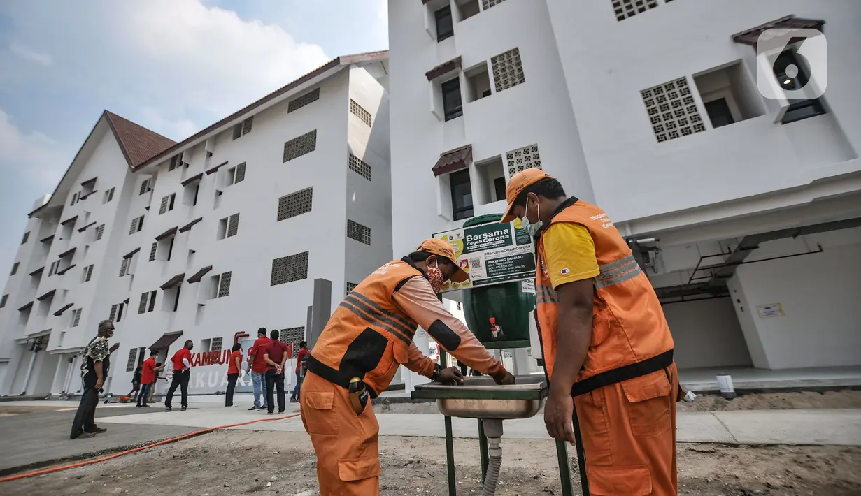 Petugas PPSU menyiapkan tempat pencuci tangan di Kampung Susun Akuarium, Jakarta, Selasa (17/8/2021).  Kampung Susun Akuarium diharapkan dapat menjadi contoh penataan kampung di Ibu Kota berkonsep Community Action Plan (CAP) yang jauh dari kesan kumuh atau tak bersih.  (merdeka.com/Iqbal S. Nugroho)