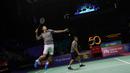 <p>Legenda pebulu tangkis Indonesia, Taufik Hidayat (kiri) dan Sekjen PBSI, Fadil Imran bertanding dalam acara peringatan 50 tahun kerjasama antara Yonex dan PBSI di Istora Senayan, Jakarta, Sabtu (18/06/2022). (Bola.com/Bagaskara Lazuardi)</p>