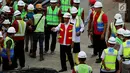 Presiden Joko Widodo meninjau pengerjaan proyek terowongan bawah tanah mass rapid transit (MRT), fase 1 di Bundaran HI, Jakarta, Rabu (7/3). Peninjauan untuk memastikan kesiapan MRT Jelang ASIAN Games 2018. (Liputan6.com/Johan Tallo)
