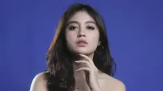 Nabilah Ayu ex JKT 48 berpose saat sesi foto bersama tim Kapanlagi di Studio KLY, Jakarta, Kamis (20/12). Kunjungan ini dilakukan dalam rangka promo film Mata Batin 2. (Kapanlagi/Budi Santoso)