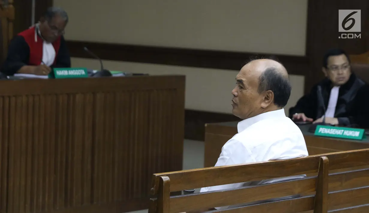 Mantan Direktur Utama PT Asuransi Jasa Indonesia, Budi Tjahjono saat menjalani sidang pembacaan tuntutan di Pengadilan Tipikor, Jakarta, Rabu (13/3). Budi Tjahjono dituntut 9 tahun penjara dan denda Rp 600 juta. (Liputan6.com/Helmi Fithriansyah)