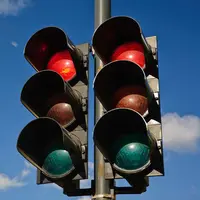 Sebagai pengguna jalan, kamu pasti menemukan atau merasakan hal-hal nyebelin ini di lampu merah.