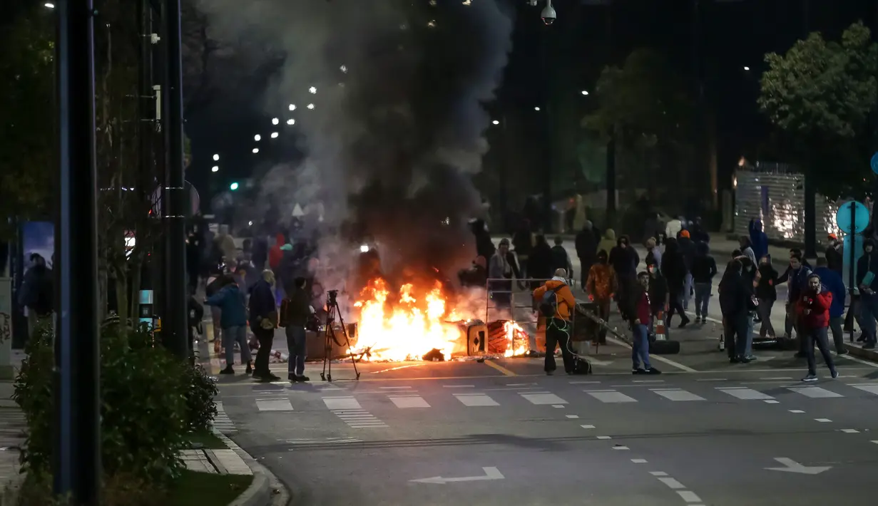Para pengunjuk rasa berkumpul dekat api unggun tidak jauh dari Gedung Parlemen Georgia di Tbilisi, Georgia, Kamis (9/3/2023). Georgian Dream menyebut RUU "Agen Asing" diperlukan untuk membuka kedok pengkritik Gereja Ortodoks Georgia yang merupakan salah satu lembaga terkuat di negara itu. (AP Photo/Zurab Tsertsvadze)
