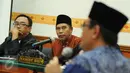 Terdakwa Naman Sanip mendengarkan kesaksian Cawagub DKI Jakarta, Djarot Saiful Hidayat dalam sidang kasus pengadangan kampanye di PN Jakarta Barat, Jumat (16/12). JPU menghadirkan 8 dari 13 saksi, termasuk Djarot. (Liputan6.com/Gempur M Surya)