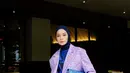 Tantri Namirah tampil keren memadukan blouse silk biru navy dengan oversized blazer bernuansa ungu dengan corak berpola, celana panjang putih, dan shoulder bag bernuansa nila. [Foto: Instagram/tantrinamirah]