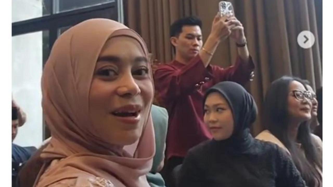 Cantik dan Anggun, Potret Lesti Kejora di Acara Pertunangan Rara LIDA dengan Kebaya Pastel