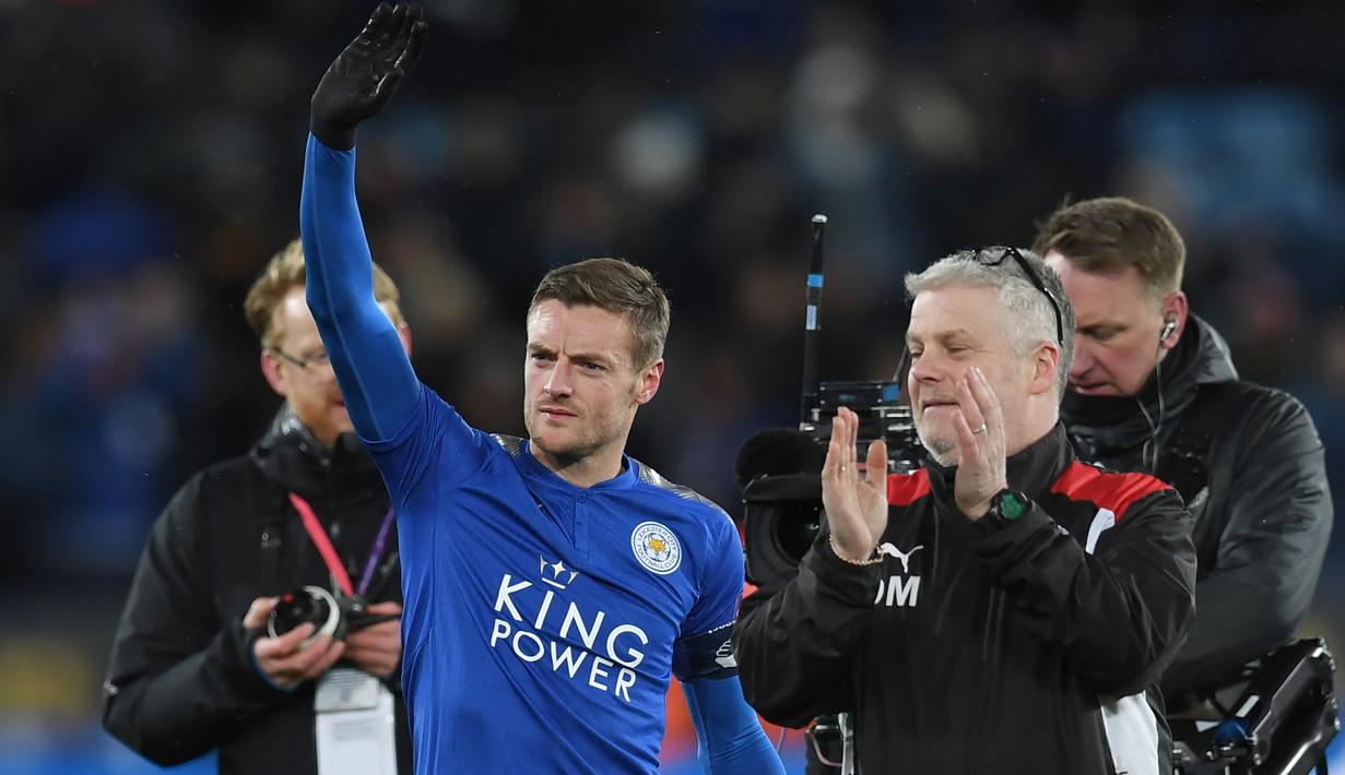 Bintang Leicester City, Jamie Vardy menyapa fans usai menang atas Fleetwood Town pada babak ketiga Piala FA di King Power Stadium, Leicester, (16/1/2018). Leicester City menang 2-0. (AFP/Paul Ellis)