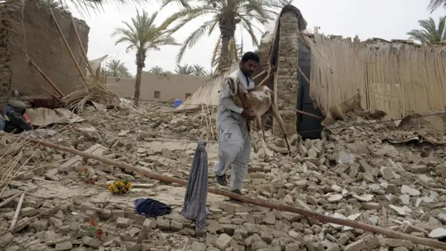 Gempa terjadi di perbatasan Pakistan dengan Iran. (AFP/Banaras Khan)