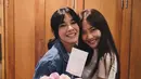 Rambutnya ditata ikat belakang poni depan belah dua. Dengan riasan wajah naturalnya.[@naymirdad]
