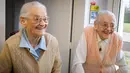 Paulette Olivier (kiri) dan Simone Thiot berbincang saat berada di Ephad "Les Bois Blancs", Prancis (13/2). Paulette dan Simone perempuan berusia 104 tahun ini diyakini sebagai wanita kembar tertua di dunia. (AFP PHOTO/GUILLAUME souvent)