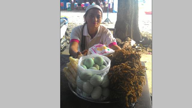 Vera_Penjual telur Asin di Stadion Agus Salim Padang_Arya Sikumbang