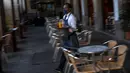 Pelayan melayani pelanggan di restoran yang kembali dibuka di pusat kota Barcelona, Spanyol, Senin (23/11/2020). Restoran dan bar di Barcelona serta sekitar Catalonia kembali dibuka setelah tutup selama 40 hari untuk membendung peningkatan kasus virus corona COVID-19. (AP Photo/Emilio Morenatti)