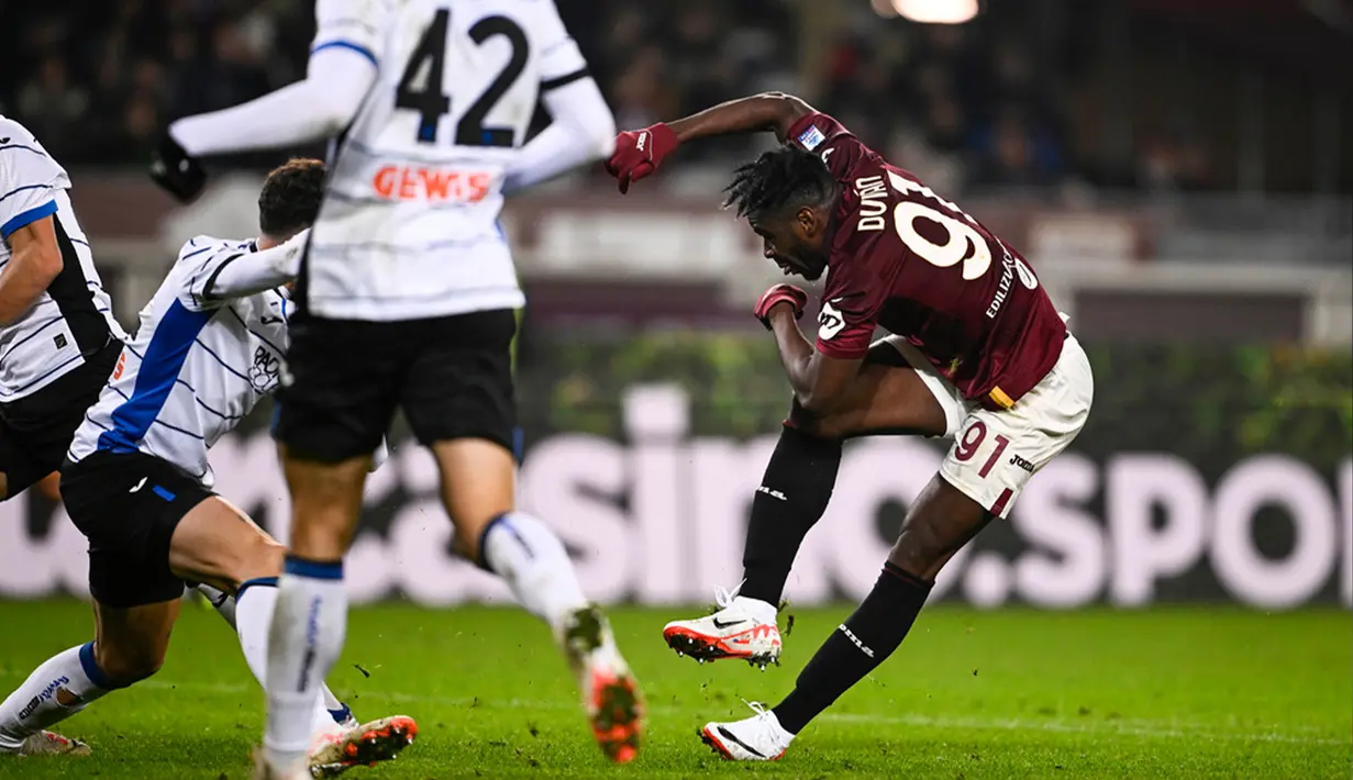 Pertandingan berlangsung sengir sejak babak pertama. Torino berhasil membawa klubnya unggul pada menit ke-22 melalui Duvan Zapata. (Fabio Ferrari/LaPresse via AP)